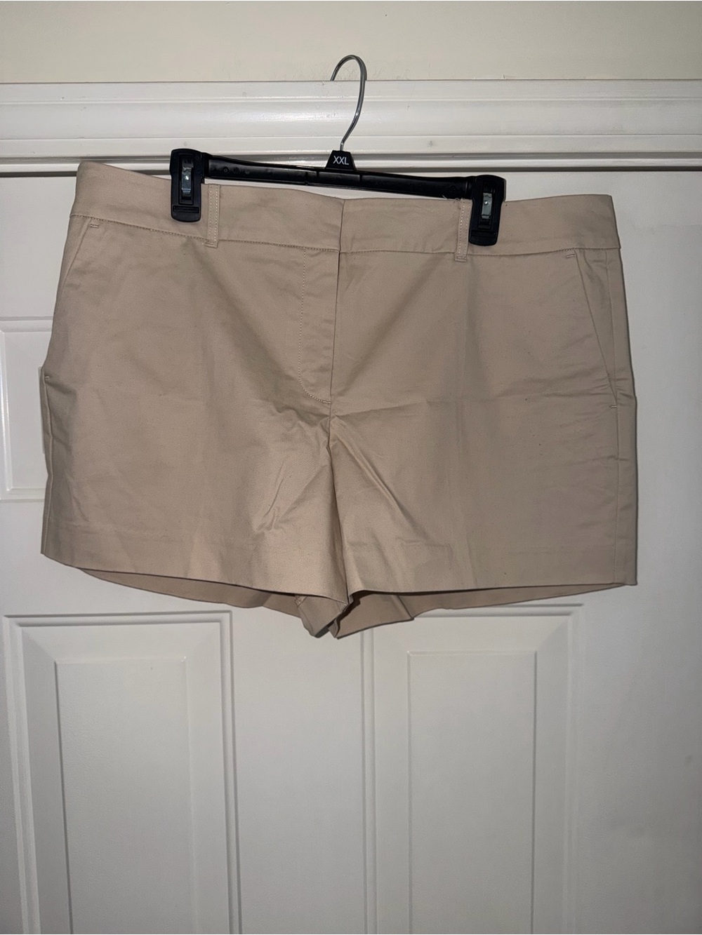 Ann Taylor. Women’s Tailored Beige Shorts. Sz 16 NWT